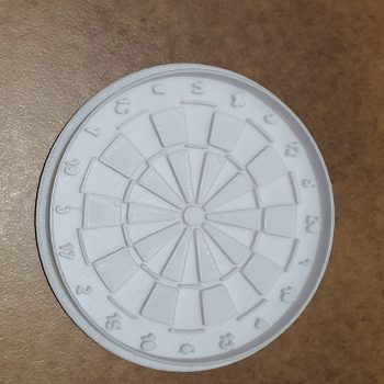 Galletas recién horneadas con forma de diana de dardos hechas con cortador 3D personalizado.